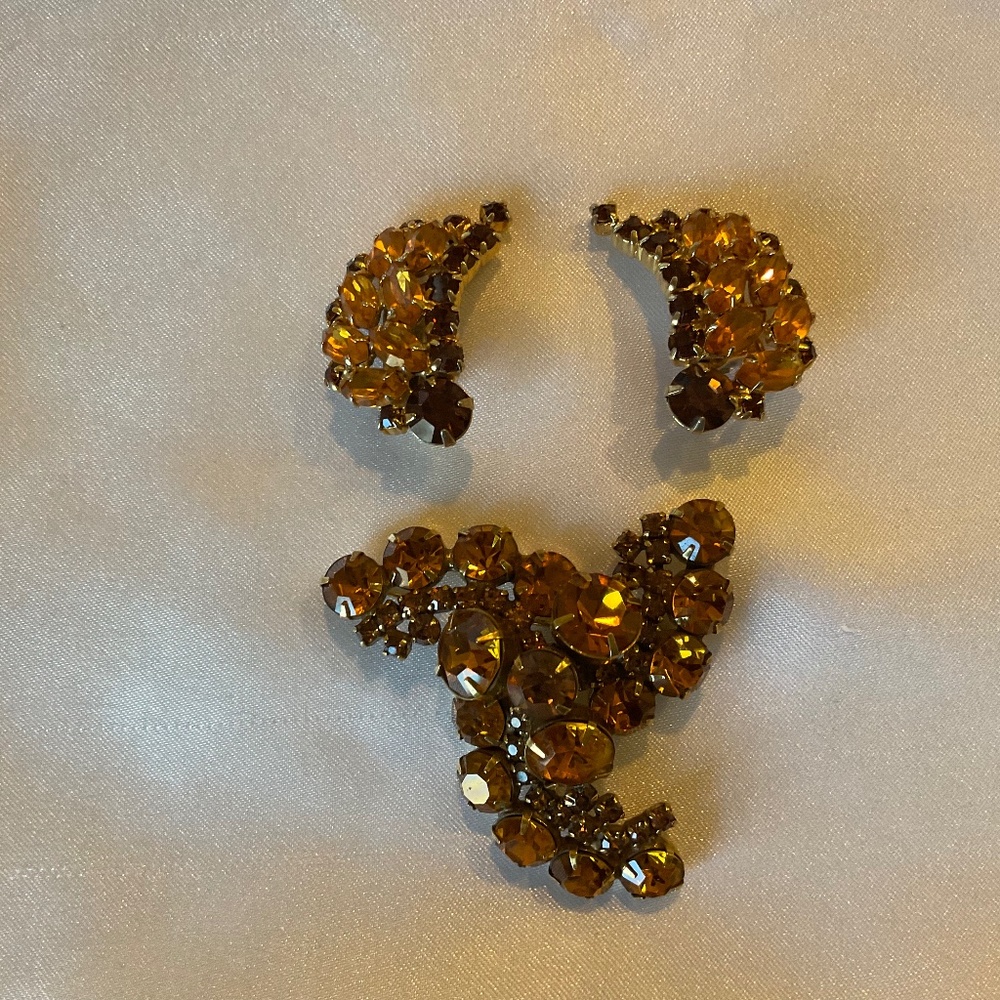 VINTAGE KRAMER RHINESTONE BROOCH & EARRINGS